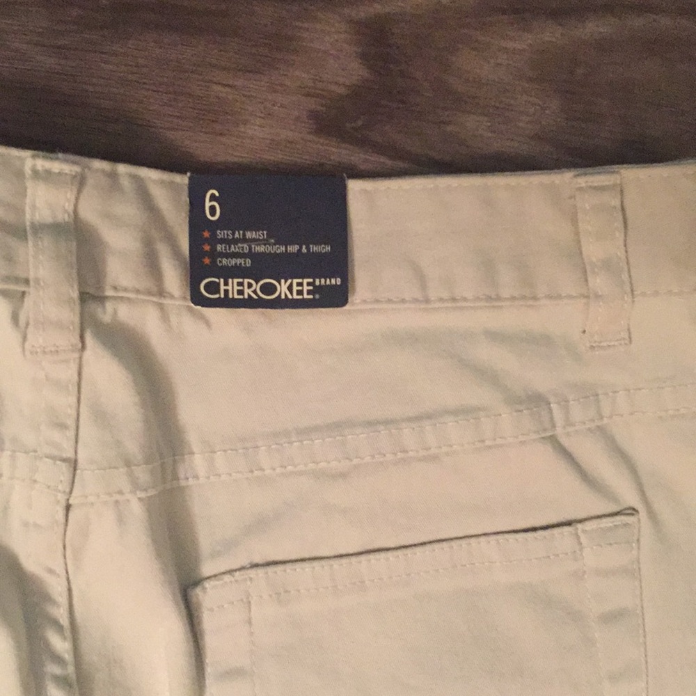 Cherokee relaxed fit capris size 6 (NWT)